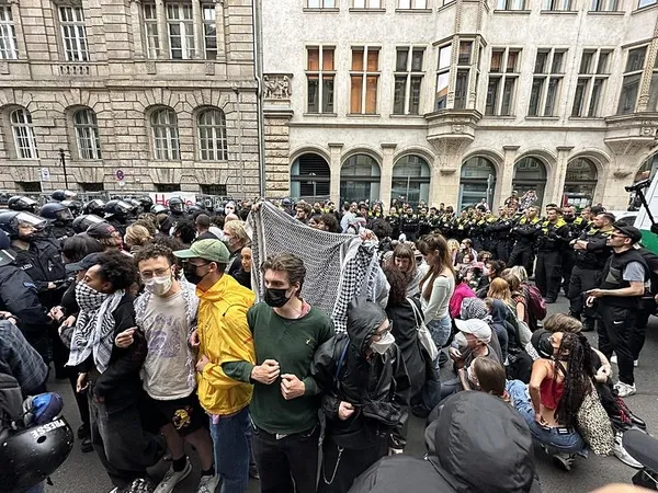 berlinde-ogrencilerin-filistine-destek-gosterisine-polis-mudahale-etti-1716405906189.jpeg Dünya üniversiteleri Gazze için tek yürek! Filistin ateşi Berlin’i de sardı: Öğrencilerin "Özgür Filistin" gösterisine polisten müdahale - 6