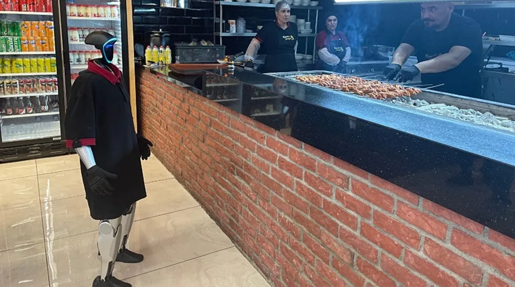 Çin'den geldi Ankara'da garson oldu