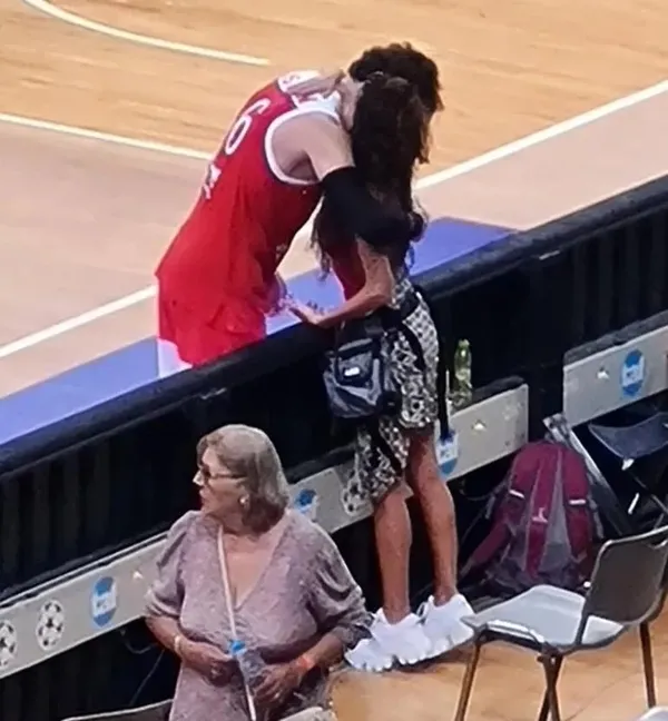 basket-macinin-yildizi-ebru-sahin-oldu-komsuda-firtina-estirdi-1661240543989.jpeg Basket maçının yıldızı Ebru Şahin oldu! Komşu'da fırtına estirdi - 2