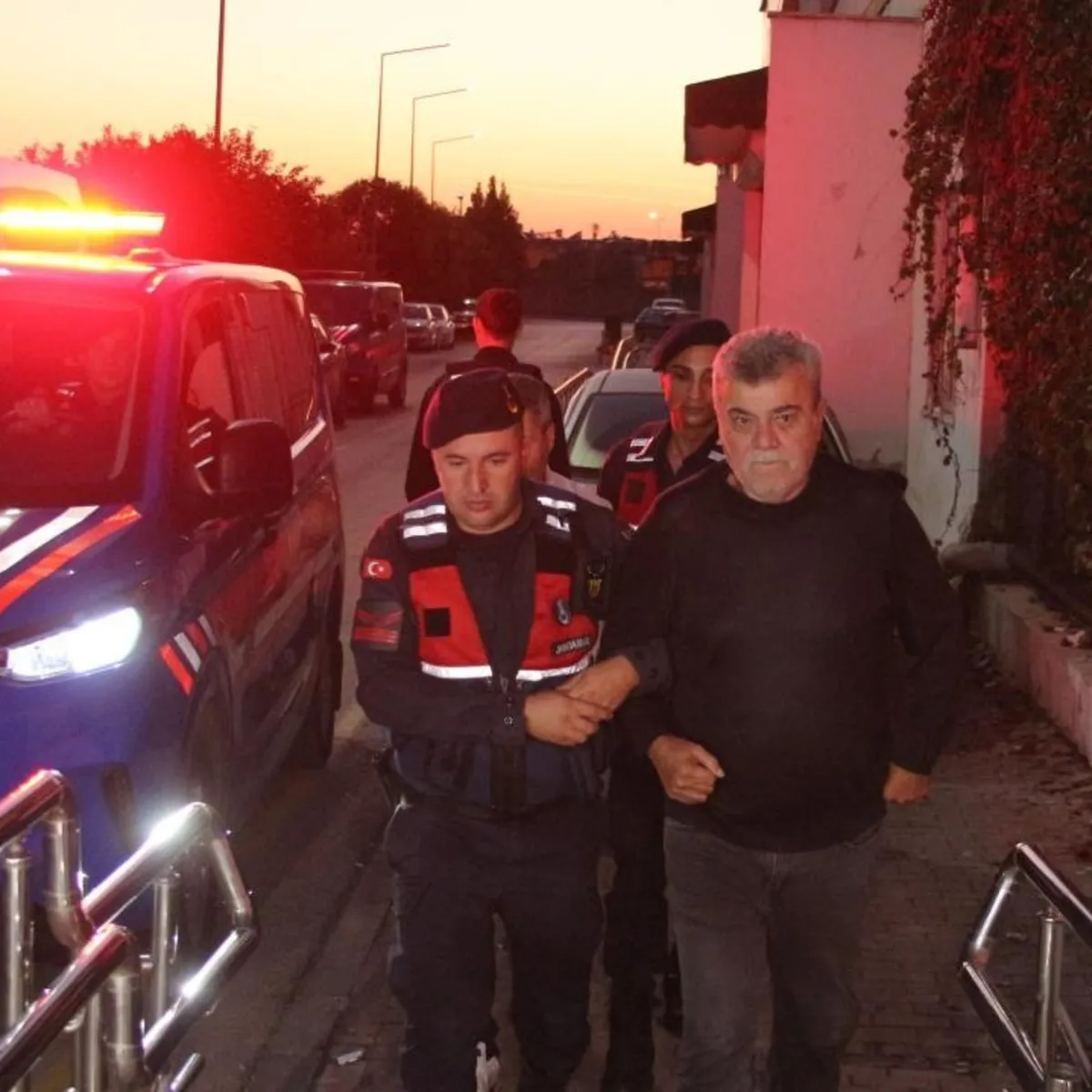 Çukurova Belediyesi'ne operasyon! Gözaltındaki 49 şüpheli adliyede