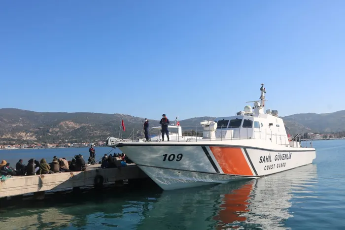 İzmir’de göçmen operasyonu: 226 göçmen ile 10 insan kaçakçısı yakalandı