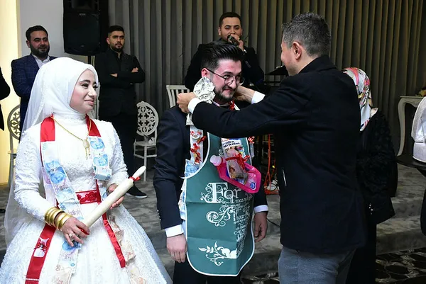 1634573686272.jpg Damadın arkadaşları 2 kangal sucuk taktı! Bursa'da bir garip düğün - 2