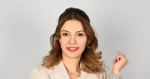 Sağlıklı yaşam eğitmeni saç çekerek tepe çakrasını açıyor