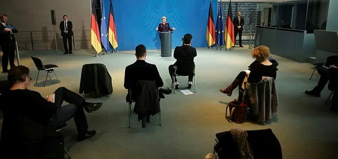 Merkel’in basın toplantısı öncesinde gazetecilerin oturma düzeni olay oldu