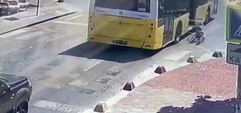 İETT otobüsünde şoke eden olay! Kapısı açık giden otobüsten böyle düştü