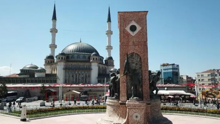 Taksim Cumhuriyet Anıtı'nda yıllardır fark edilmeyen ayrıntı! İki yıldır ortada yok - 5
