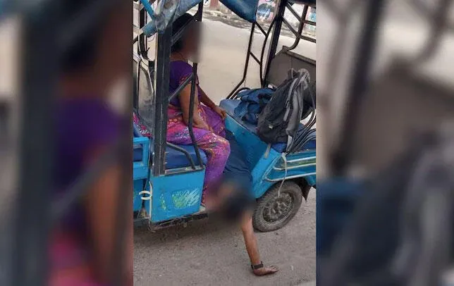 Salgının yeni merkezi Hindistan'dan şoke eden görüntü! Ambulans bulamayan anne ölen oğlunu kendi taşıdı - 3
