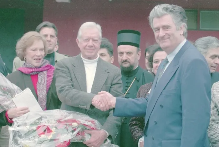 jimmy-carterin-tarihe-biraktigi-izler-el-kaidenin-kurulmasindan-bosna-hersek-savasina-1735543272041.jpg Bosna kasabı Radovan Karadzic ve Carter ailesi (Arşiv)