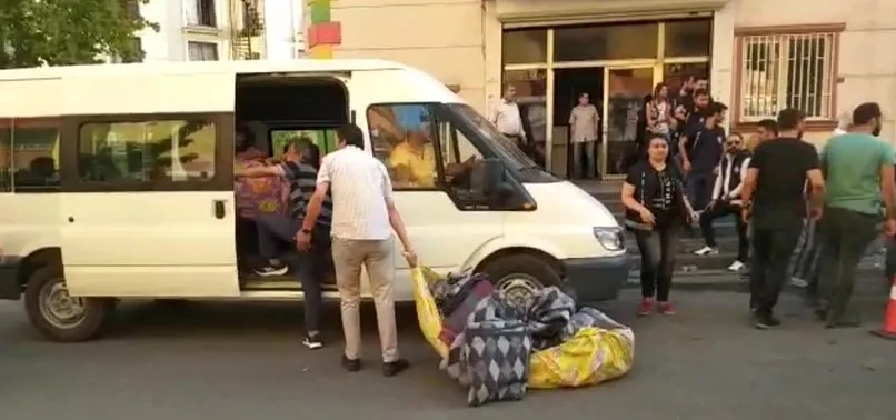 Evlat nöbeti tutan ailelerden HDP'ye sert tepki! Siyasi partinin içinde battaniyenin ne işi var?