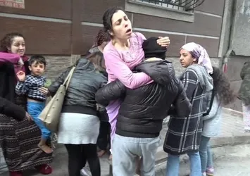 Sultangazi'de yangın! Mahalle sokağa döküldü...