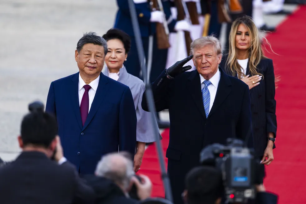 cin-devlet-baskani-si-cinping-washingtonda-trump-bizzat-karsiladi-1790222088149.jpg ABD Başkanı Donald Trump, Çin Devlet Başkanı Şi Cinping'in Maryland'deki Joint Base Andrews Hava Üssü'ndeki karşılama töreninde, ABD milli marşı çalınırken üzerinden geçen bombardıman uçağına tepki verirken görüntülendi. (Brendan Smialowski / AFP)