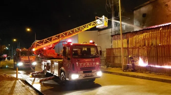 samsunda-yatak-fabrikasinda-yangin-alevler-geceyi-aydinlatti-1716839627447.jpg Samsun'da yatak fabrikasında yangın! Alevler diğer fabrikalara sıçradı - 1