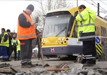 Beyazıt'ta tramvay raydan çıktı