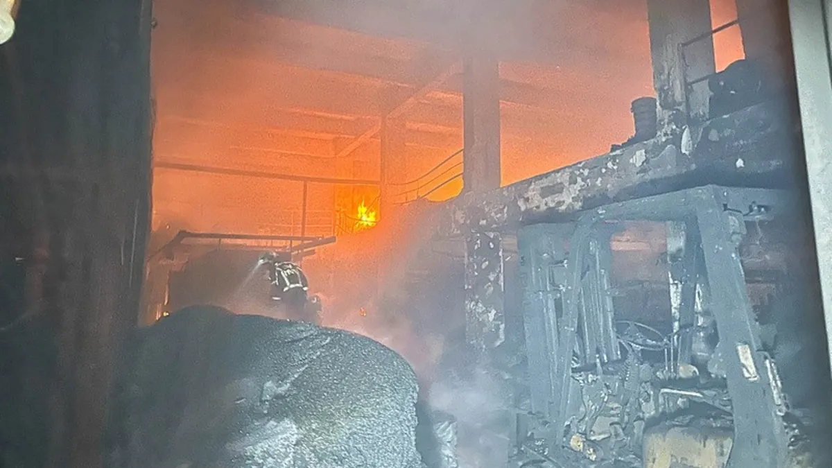 Uşak'ta plastik poşet üretimi yapan fabrikada yangın!