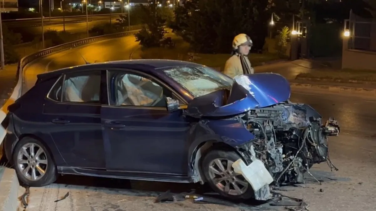 Sultanbeyli’de korkunç kaza! Arabaya hurdaya döndü