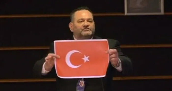 Son dakika: Türk bayrağını yırtan hadsiz Yunan vekil Ioannis Lagos tutuklandı