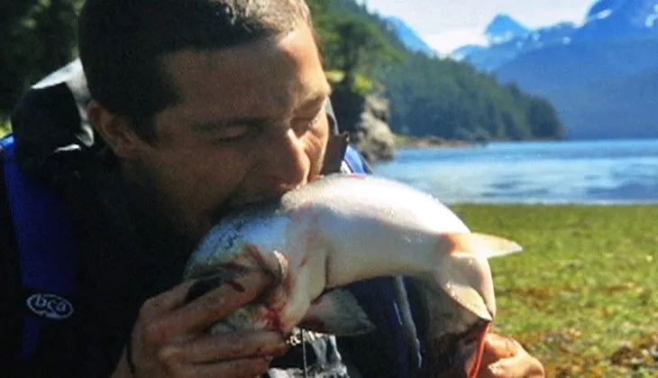 Bear Grylls’in keyfi yerindeymiş! Kamera arkası görüntüleri ortaya çıktı | Çiğ balık yiyordu...