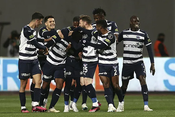 istanbulda-pasalar-gibi-galibiyet-kasimpasa-2-0-trabzonspor-mac-sonucu-1680982449049.jpg İstanbul'da paşalar gibi galibiyet! Kasımpaşa 2-0 Trabzonspor (MAÇ SONUCU) - 1
