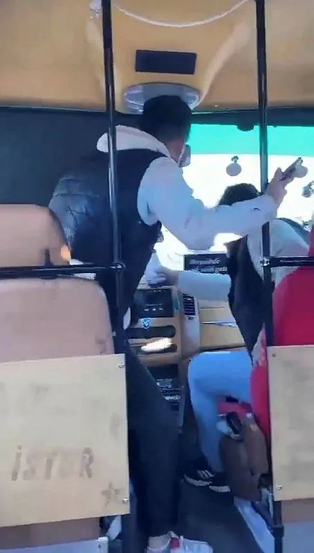 1667654756540.jpg Trafik magandaları faciaya davete çıkardı! Seyir halindeki minibüsün şoförü koltuğundan kalktı yerine arkadaşı geçti - 1