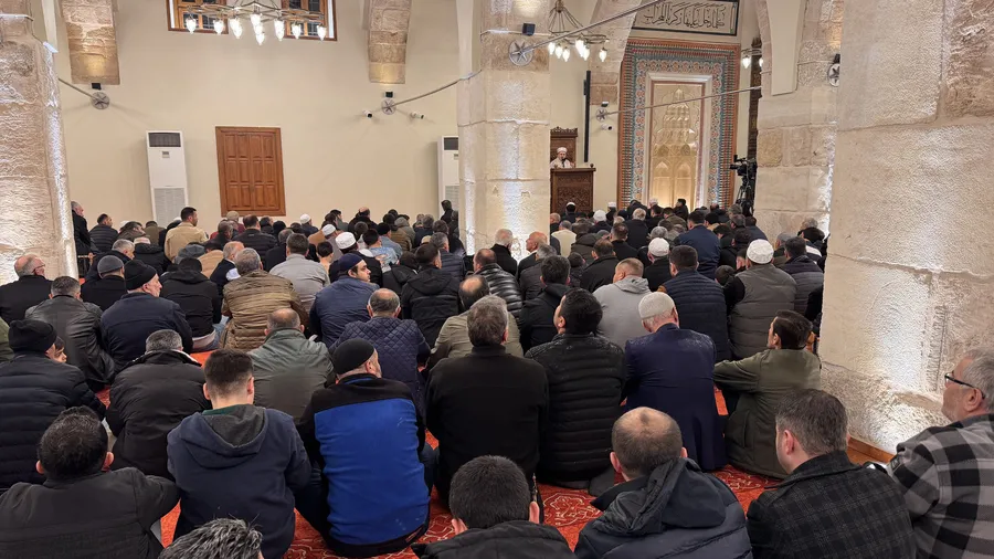 kadir-gecesinde-eller-semaya-acildi-milyonlar-huzurda-bulustu-1773687529067.jpg Kadir Gecesi'nde eller semaya açıldı: Milyonlar huzurda buluştu - 15