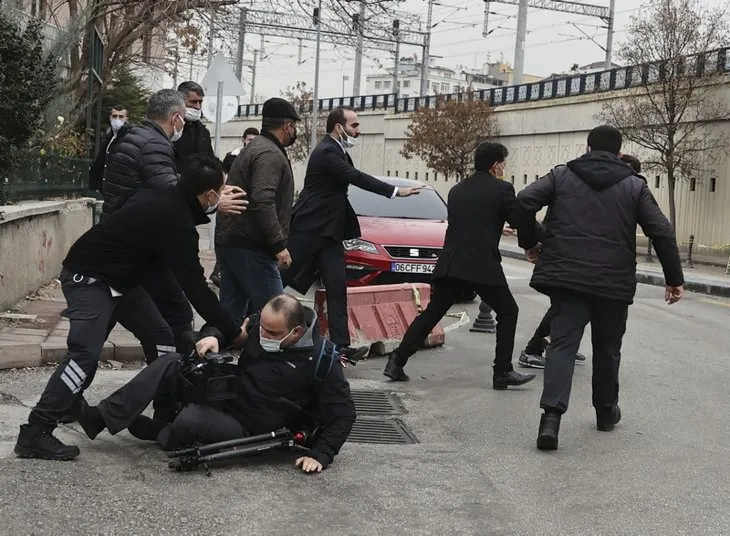 Ümitcan Uygun’un yakınlarından gazetecilere saldırı!