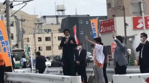 Eski Japonya Başbakanı Shinzo Abe uğradığı suikast sonucu hayatını kaybetti! Saldırganın silahı şaşkına çevirdi - 1