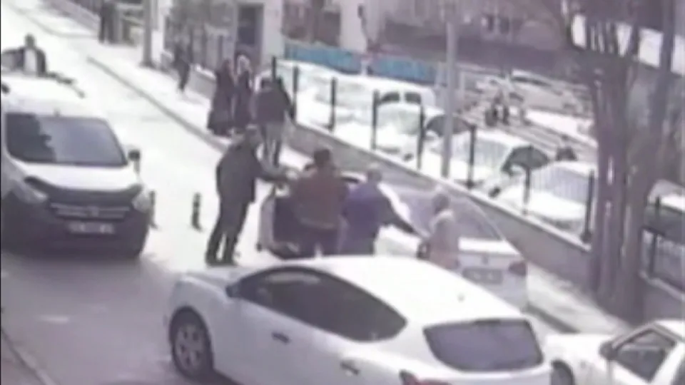 Bursa'da akılalmaz görüntüler! Yol ortasında tekme tokat havada uçuştu