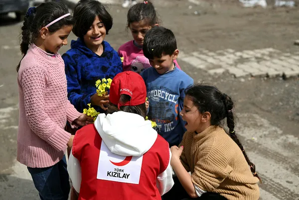 kizilay-asrin-felaketinin-yaralarini-sarmaya-devam-ediyor-48-bin-411-personel-gorev-basinda-1679296144043.jpg Kızılay asrın felaketinin yaralarını sarmaya devam ediyor! 48 bin 411 personel görev başında - 2