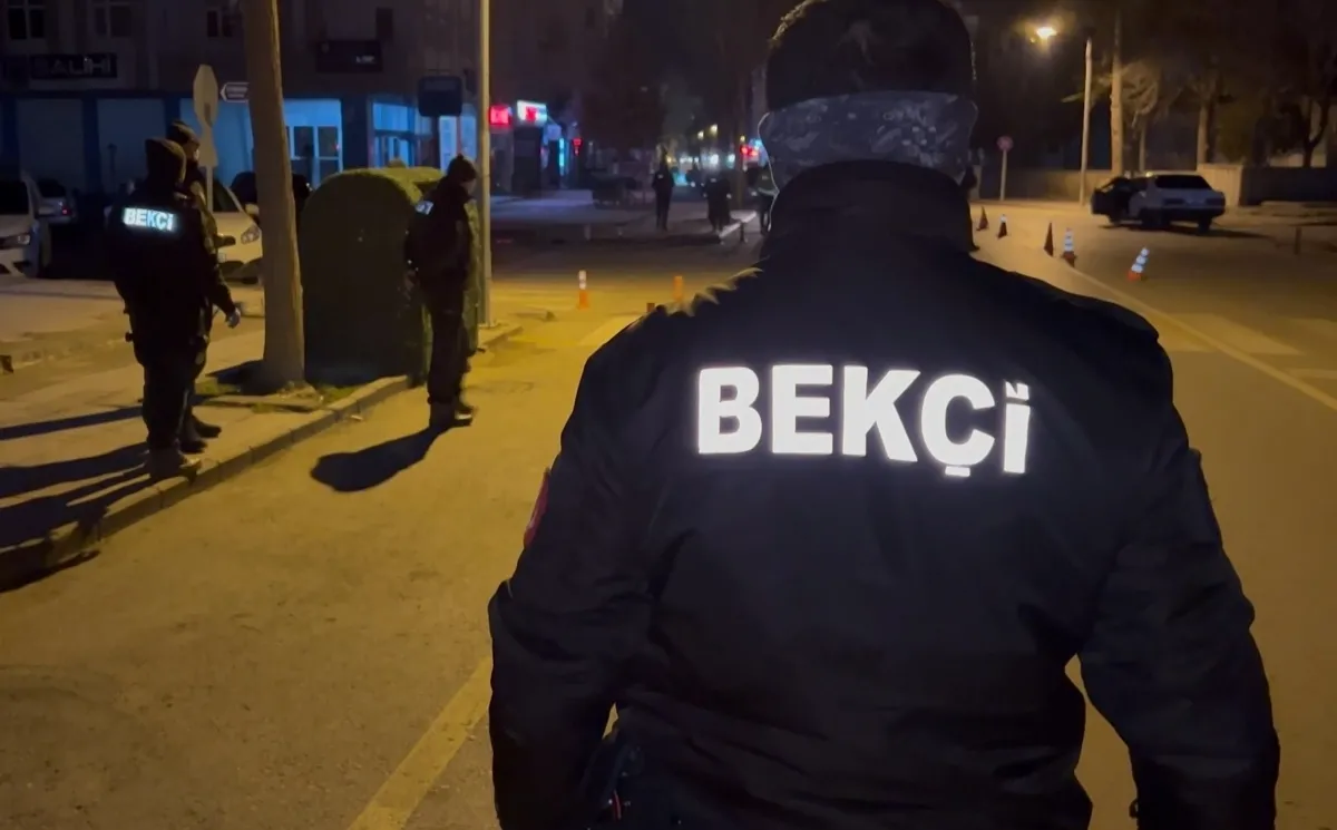 1792455469806.jpg Aksaray’da polisten gece denetimi! Araçlar ve şüpheliler didik didik arandı - 2