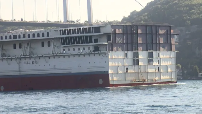 Dev geminin parçası İstanbul Boğazı'ndan 3 saatte geçti - 2