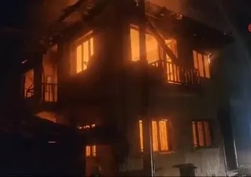 Bolu'da iki katlı ahşap ev alev alev yandı
