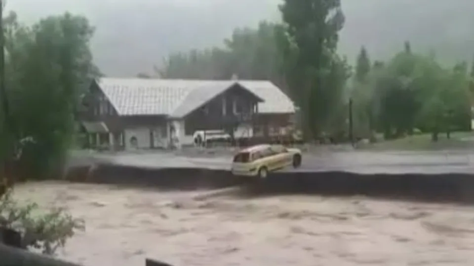 İsviçre’de sel ve toprak kayması