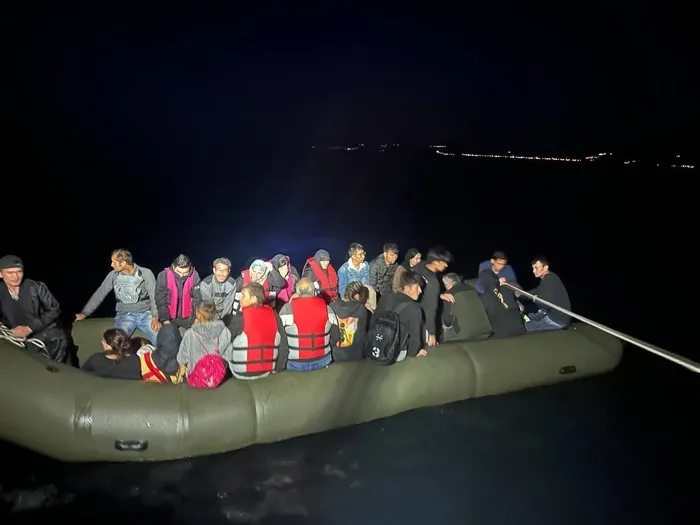 Kuzey Ege'de Yunanistan unsurlarınca geri itilen 84 düzensiz göçmen kurtarıldı - 1