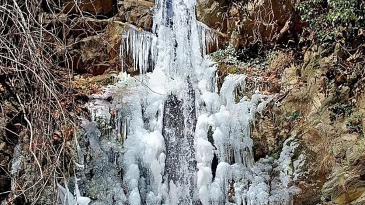 Gaziantep’te 15 metrelik şelale soğuk havanın etkisiyle buz tuttu