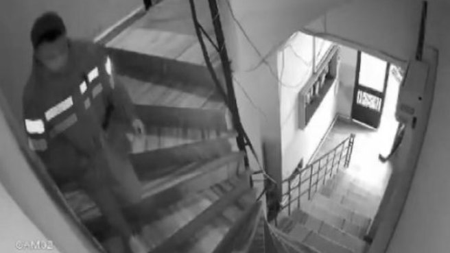 İstanbul'da sipariş götüren kurye merdiven boşluğuna idrarını yaptı