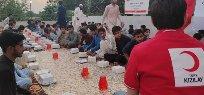 Türk Kızılay Pakistan’da 200 yetim çocuğa iftar verdi