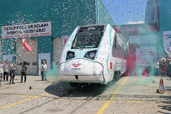 Son dakika: Türkiye’nin ilk yerli ve milli elektrikli treni raylara indi: İlk sürüşü Başkan Erdoğan yapacak! A Haber yerinde görüntüledi