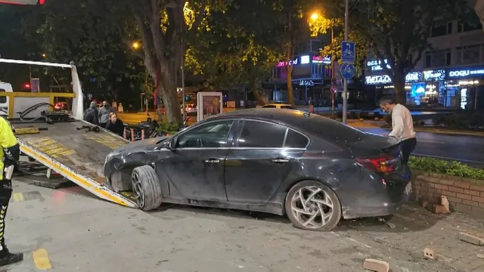 1714892558595.jpeg Önce motora çarptı sonra benzin istasyonuna daldı! Yer: Kadıköy - 1