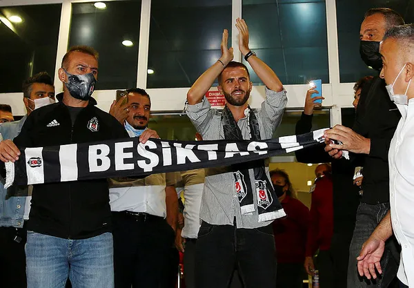 besiktasin-yeni-super-yildizi-pjanic-istanbulda-ayaginin-tozuyla-hareketini-yapti-1631131304112.jpg Beşiktaş'ın yeni süper yıldızı Pjanic İstanbul'da! Ayağının tozuyla hareketini yaptı - 1