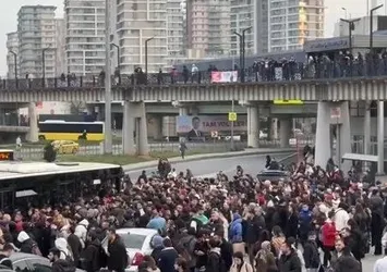 Yenikapı-Atatürk Havalimanı metrosu arızalandı vatandaş yine yollarda kaldı! Ekrem İmamoğlu'na isyan