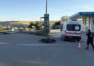 Ölüm virajında motosiklet takla attı: 1 ölü