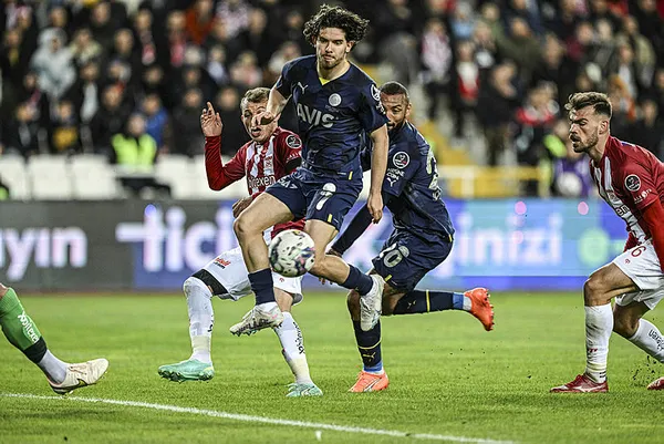 Fenerbahçe Sivasspor’u 3 golle geçti! Şampiyonluk yarışında önemli galibiyet MAÇ SONUCU ÖZET