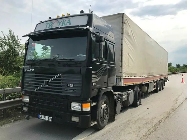 Son dakika: Sakaraya'da TIR ile otomobil çarpıştı: 6 yaralı - 3