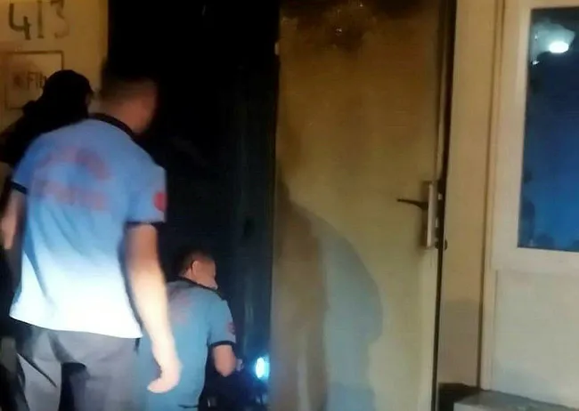 gaziantepte-depremzede-ailenin-konteyneri-yandi-kaymakamlik-hemen-devreye-girdi-1718480507591.jpg Gaziantep’te depremzede ailenin konteyneri yandı! Kaymakamlık hemen devreye girdi - 1