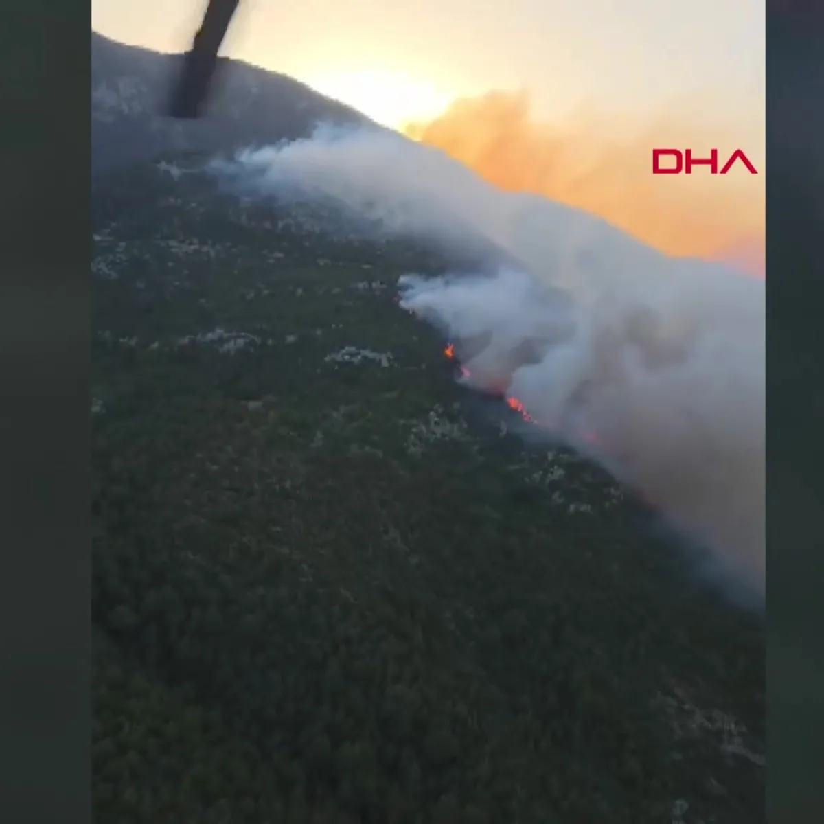 Antalya'nın Kaş ilçesinde çıkan orman yangınına 6 helikopter, 3 uçak ve 135 personelle müdahale ediliyor