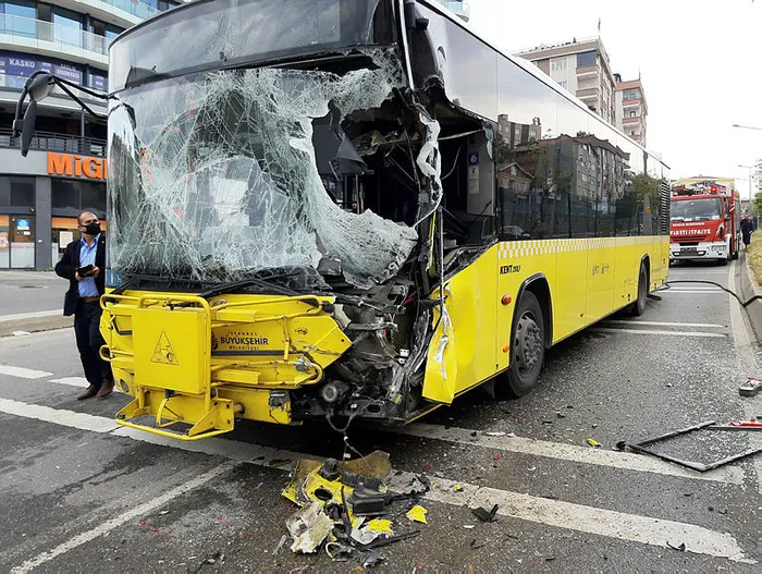 Son dakika: Pendik'te İETT otobüsü sulama aracına çarptı: 7 yaralı - 1