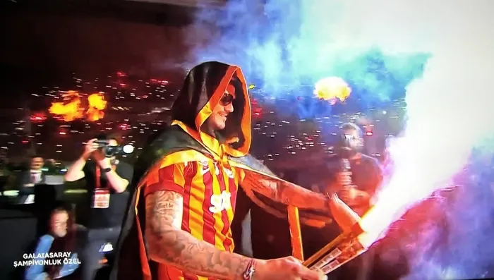 Mauro Icardi şampiyonluk törenine damga vurdu! Derin Galatasaray kostümü ile sahaya çıktı