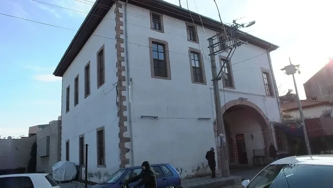 balikesirde-altindan-yol-gecen-tarihi-cami-ilgi-odagi-oldu-1640266894954.jpg Balıkesir’de altından yol geçen tarihî cami ilgi odağı oldu - 1
