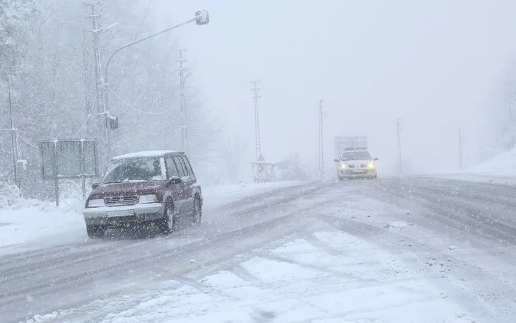 Son dakika: Meteorolojiden 21 il için yoğun kar yağışı alarmı! Kar ve tipi yolları kapattı...