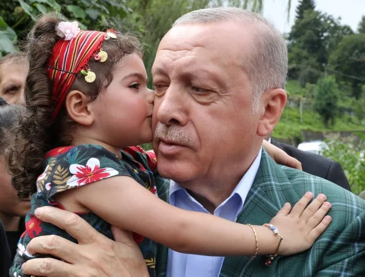 Başkan Erdoğan’a Rize’de sevgi seli! Minik misafiri böyle sarıldı